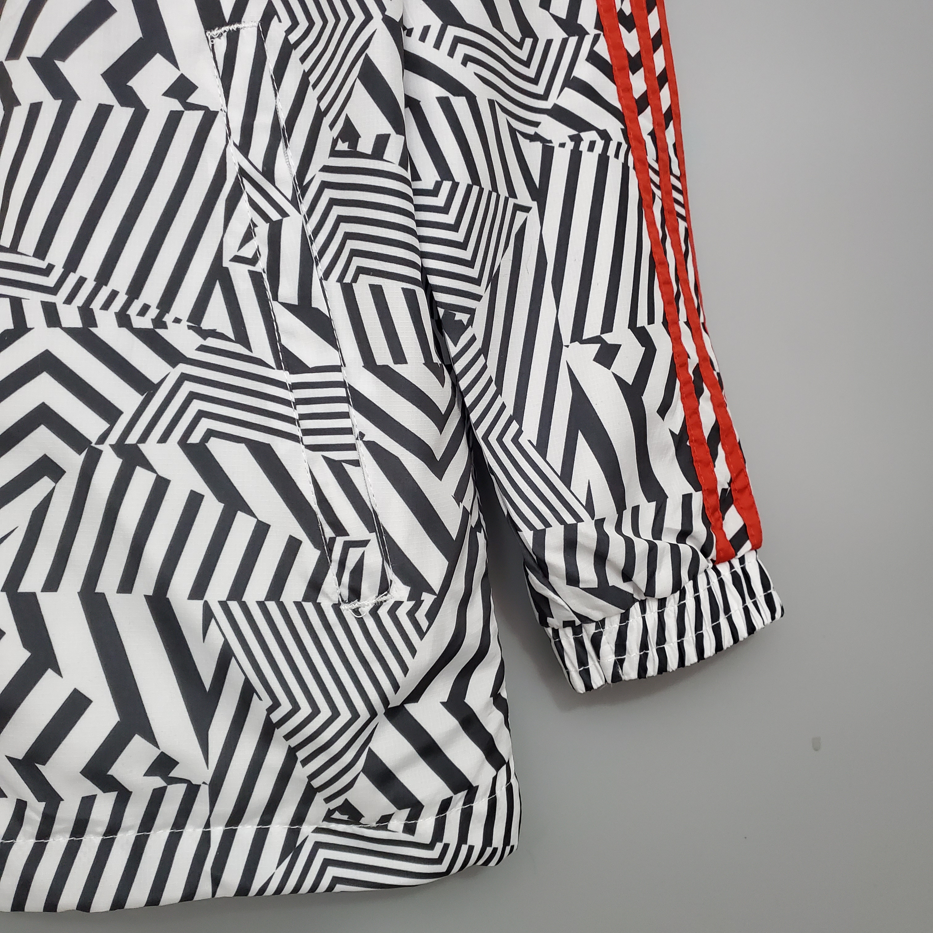 2122 Windbreaker Manchester United  Black and White Stripes S-XXL