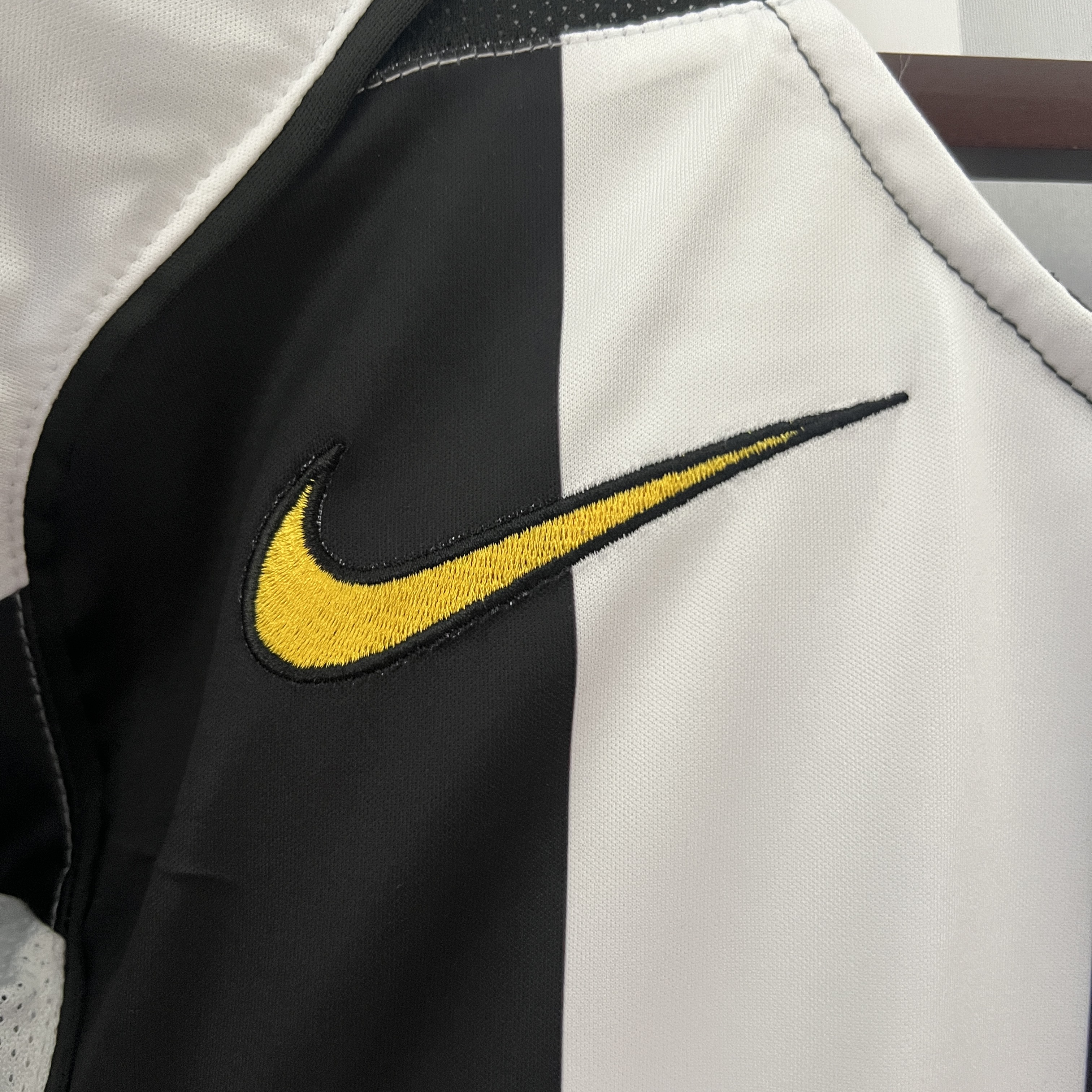 04-05 Juventus Home Retro Jersey/ 04-05尤文主场