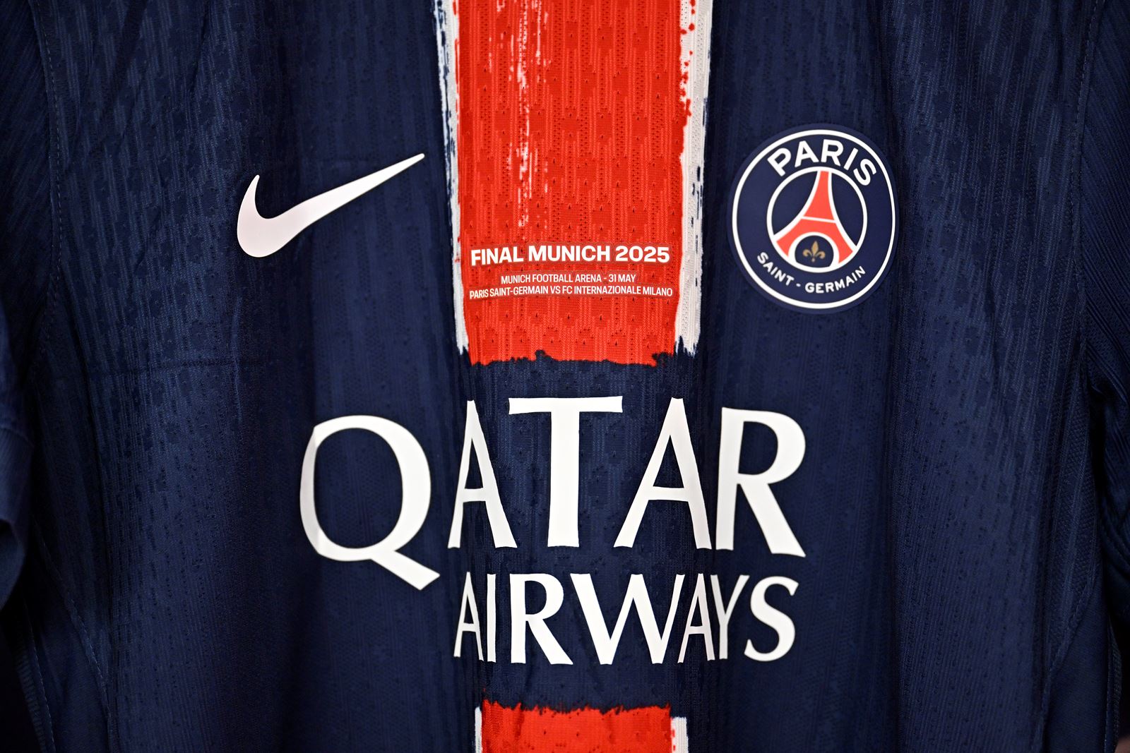 24-25 PSG Home Final Game Long Sleeve Player Jersey/ 24-25 PSG主场决赛长袖球员版